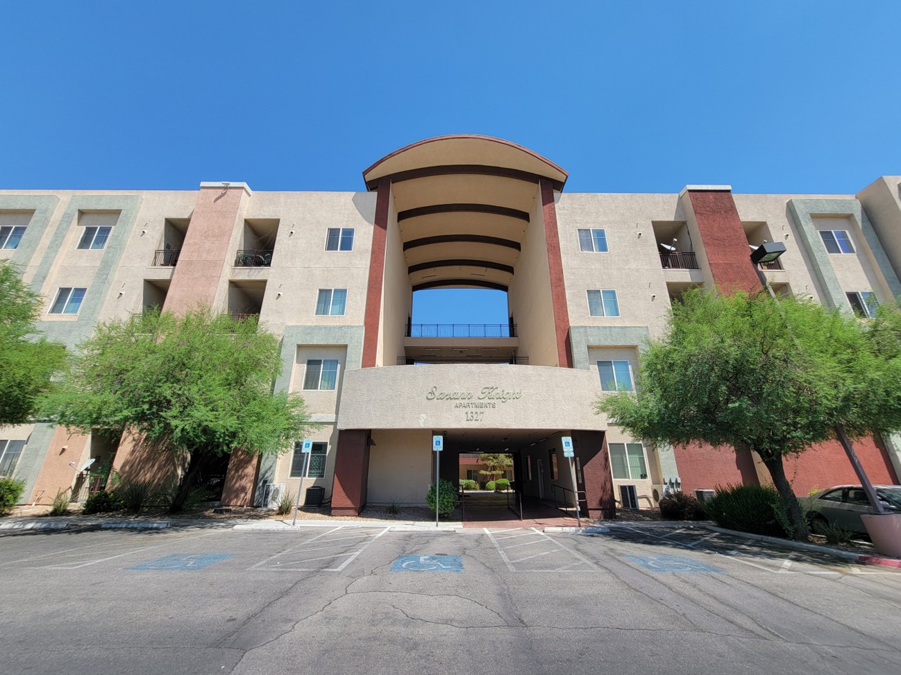 Sarann Knight Apartments — photo 1